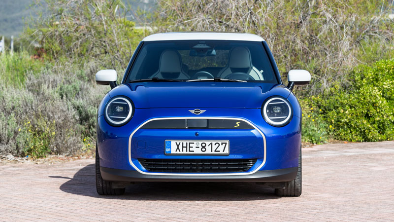 Το MINI Cooper SE παραμένει οδηγοκεντρικό και ευχάριστο στο δρόμο