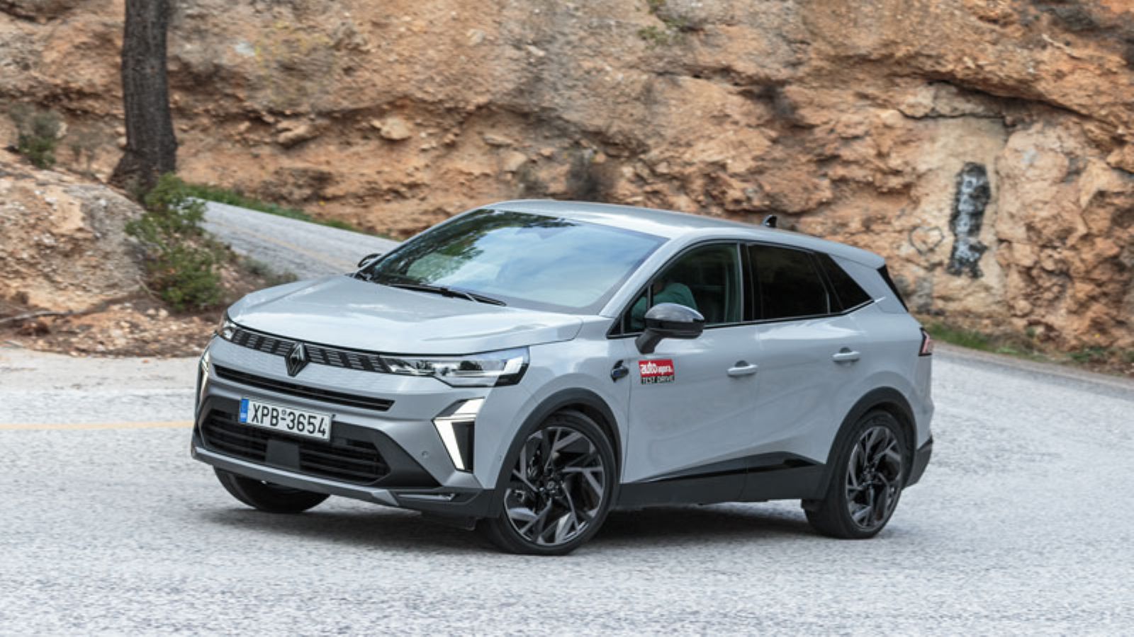 Το Renault Symbioz E-TECH από εμπρός σε στροφή, αριστερή πλευρά