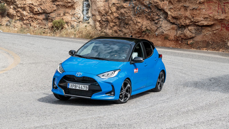 Υπό πίεση, οι κλίσεις του αμαξώματος είναι περιορισμένες, και συνολικά το Toyota Yaris Hybrid εμφανίζει σπορτίφ χαρακτήρα.