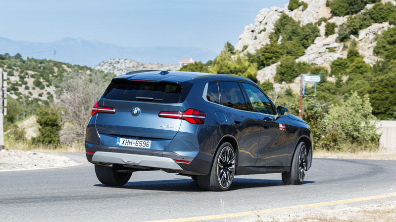 Στο δρόμο η X3 xDrive20d διατηρεί τη σπορτίφ συμπεριφορά των μοντέλων της BMW