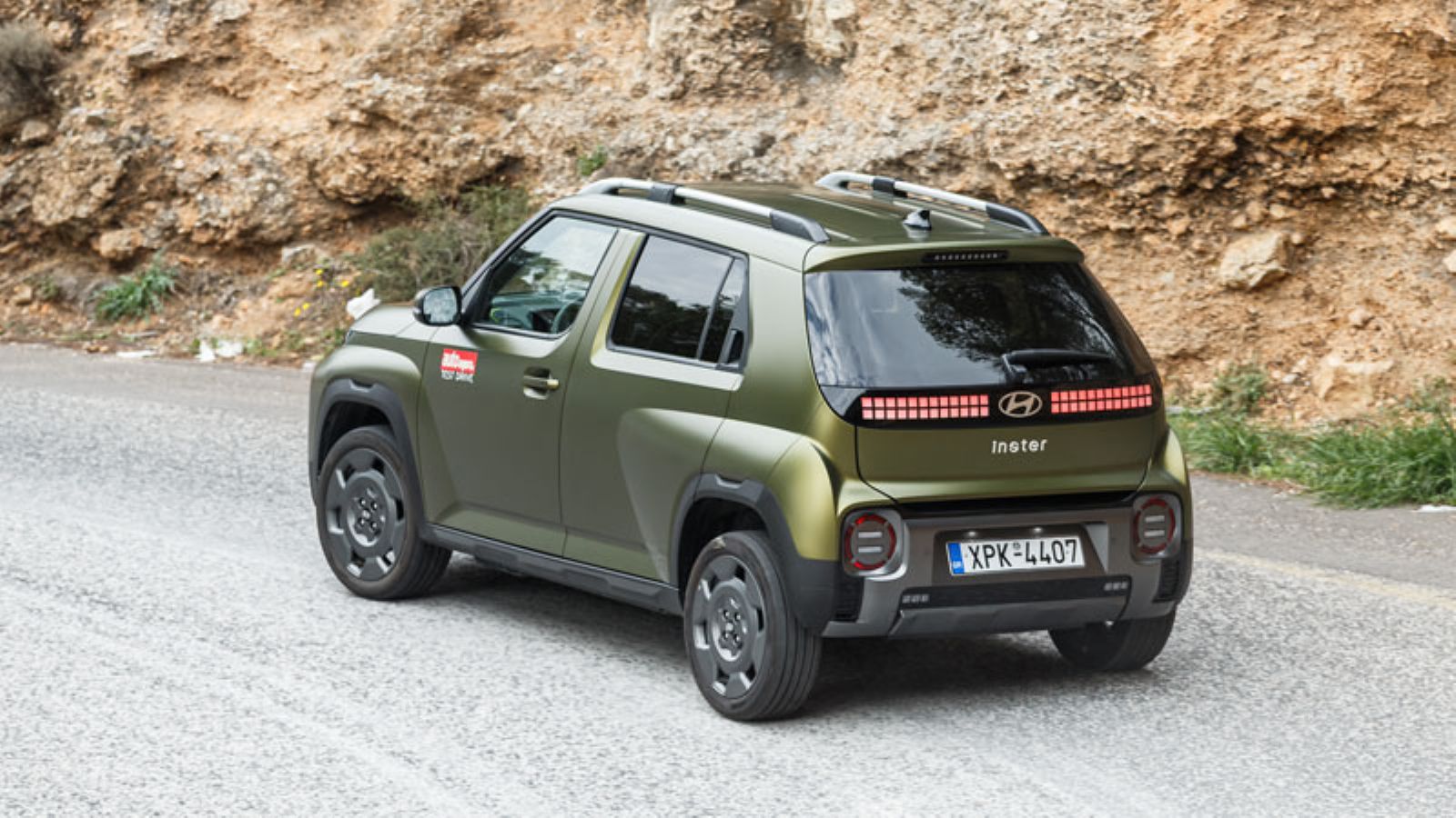 Το Hyundai Inster Cross από πίσω αριστερά σε στροφή