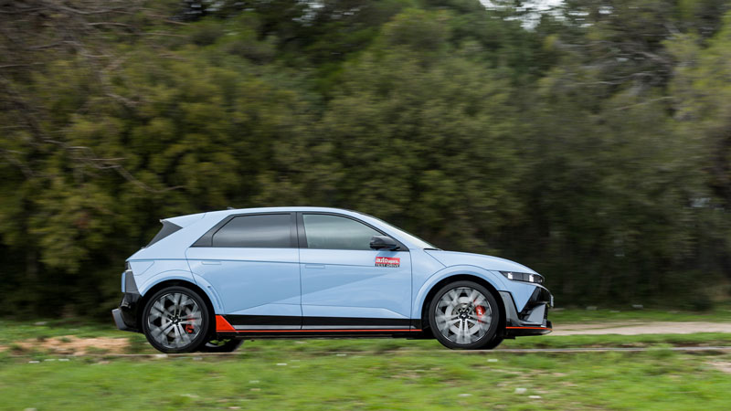 Έχει 650 άλογα: 0-100 χλμ/ώρα σε 3,7 δλ, 80-120 σε 2,2 δλ, αλλάζει εικονικά ταχύτητες