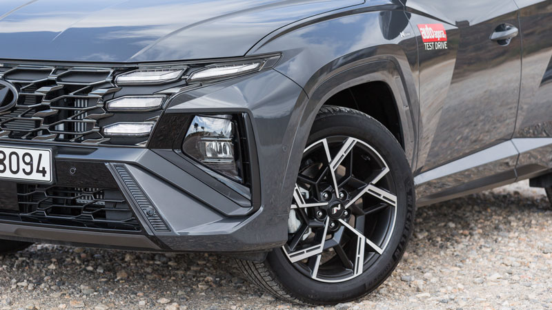 Στην έκδοση N-Line του Hyundai Tucson, οι ζάντες αλουμινίου έχουν διάσταση 19 ίντσες.