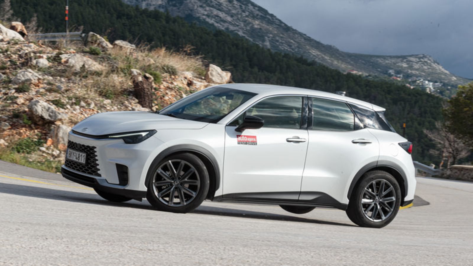 Το Lexus LBX σε στροφή από την αριστερή πλευρά