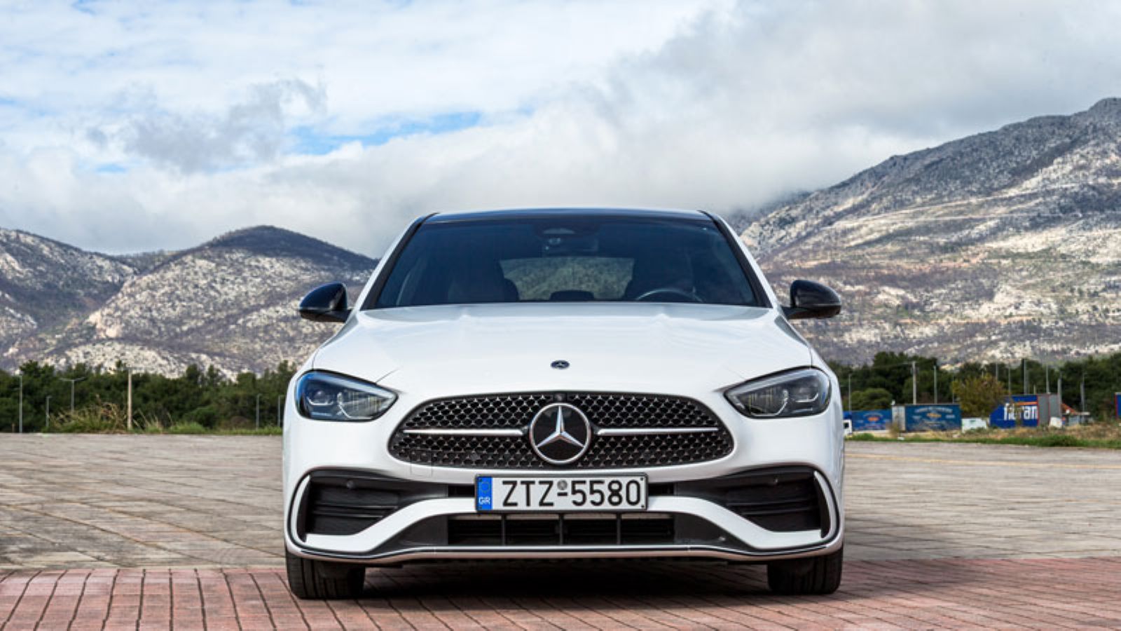 Το εμπρός μέρος της Mercedes C400e