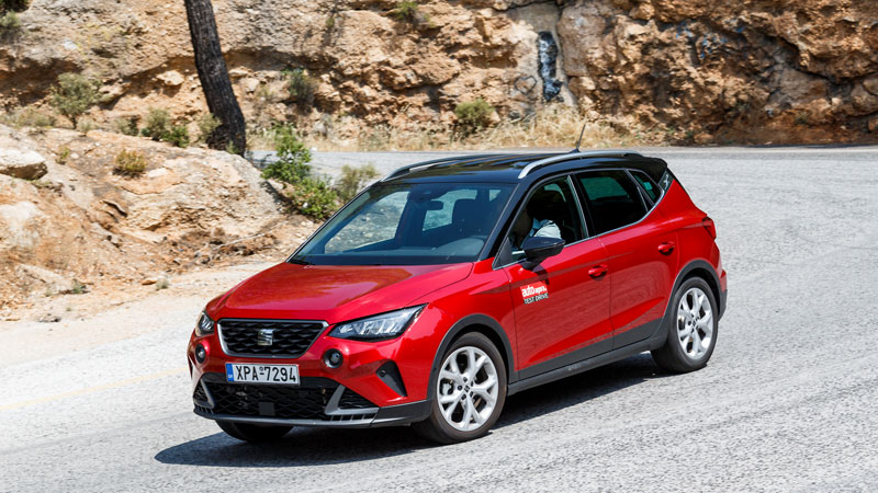 Οι κλίσεις είναι περιορισμένες και το Seat Arona «πατάει» με σιγουριά στις στροφές.