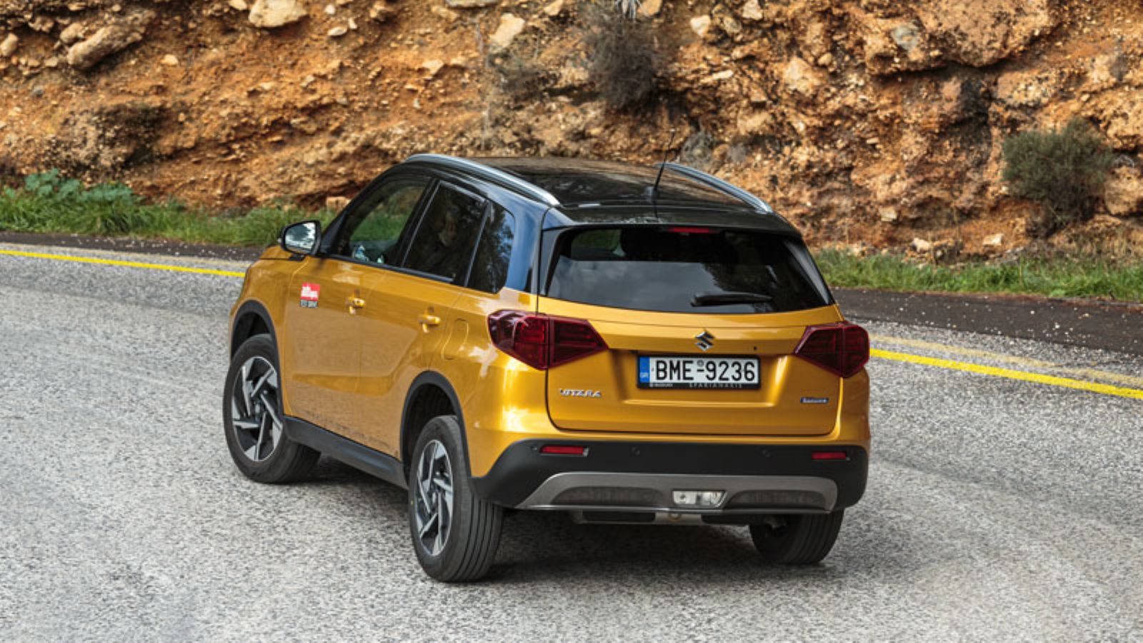 Το Suzuki Vitara στο δρόμο από πίσω, σε στροφή