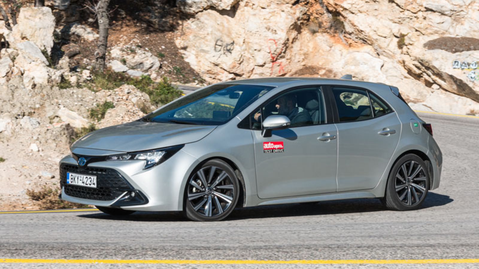 Η Toyota Corolla Hybrid σε στροφή από εμπρός, αριστερή γωνία