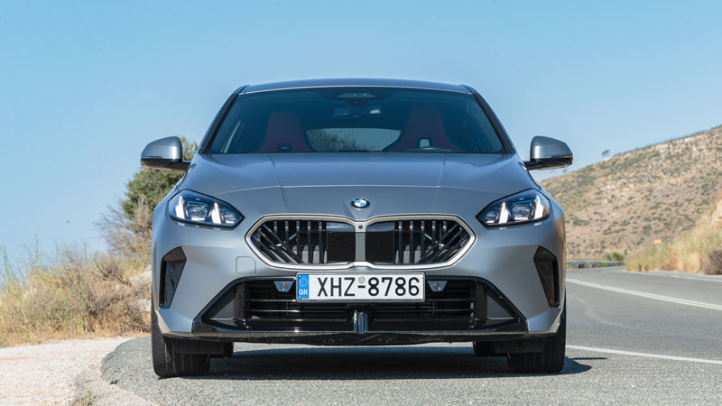 Τα εμπρός «νεφρά» της BMW Σειράς 1 δεν είναι υπερβολικά σε μέγεθος, ενώ εκατέρωθεν αυτών τα LED φωτιστικά σώματα είναι λεπτά και «τραβηγμένα» διαγώνια