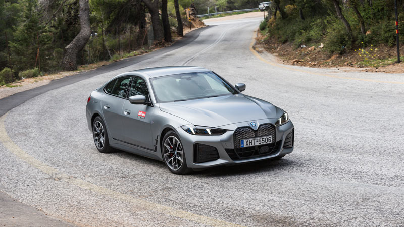 Σημαδεύεις και στρίβεις με τη BMW i4 xDrive40, χωρίς να γίνονται θυσίες στην άνεση 