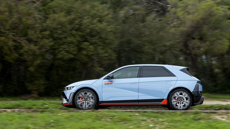 Στρίβεις όπως έρχεσαι, κάνεις drift, έχει εικονικά «σκασίματα» εξάτμισης