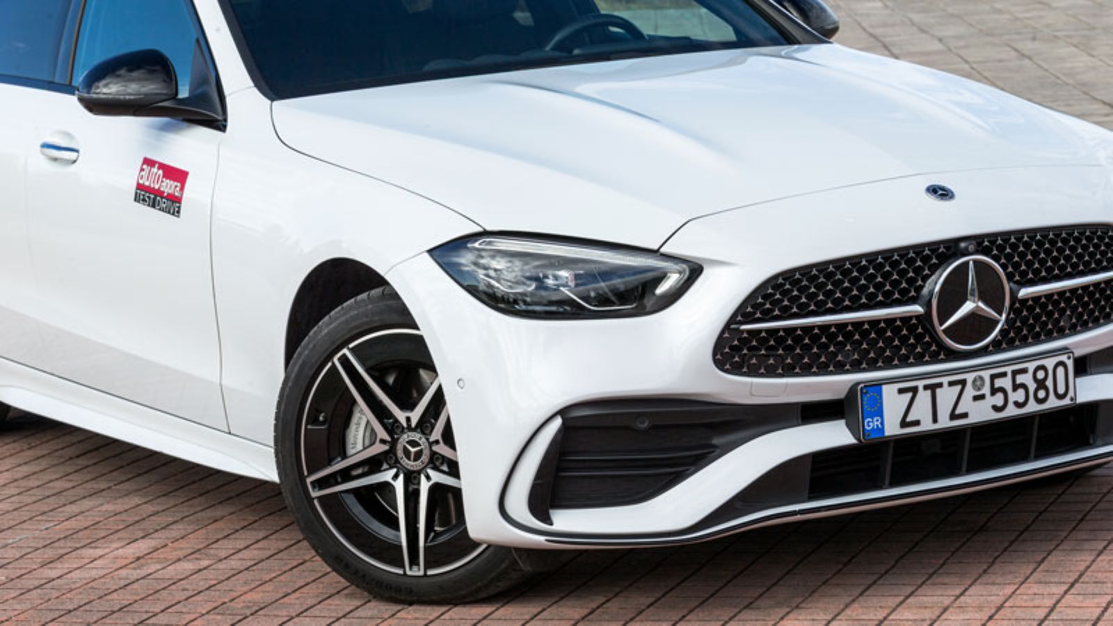 Ο προφυλακτήρας και τα εμπρός φανάρια της Mercedes C400e