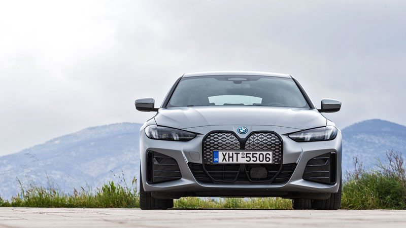 Σημαδεύεις και στρίβεις με τη BMW i4 xDrive40, χωρίς να γίνονται θυσίες στην άνεση 