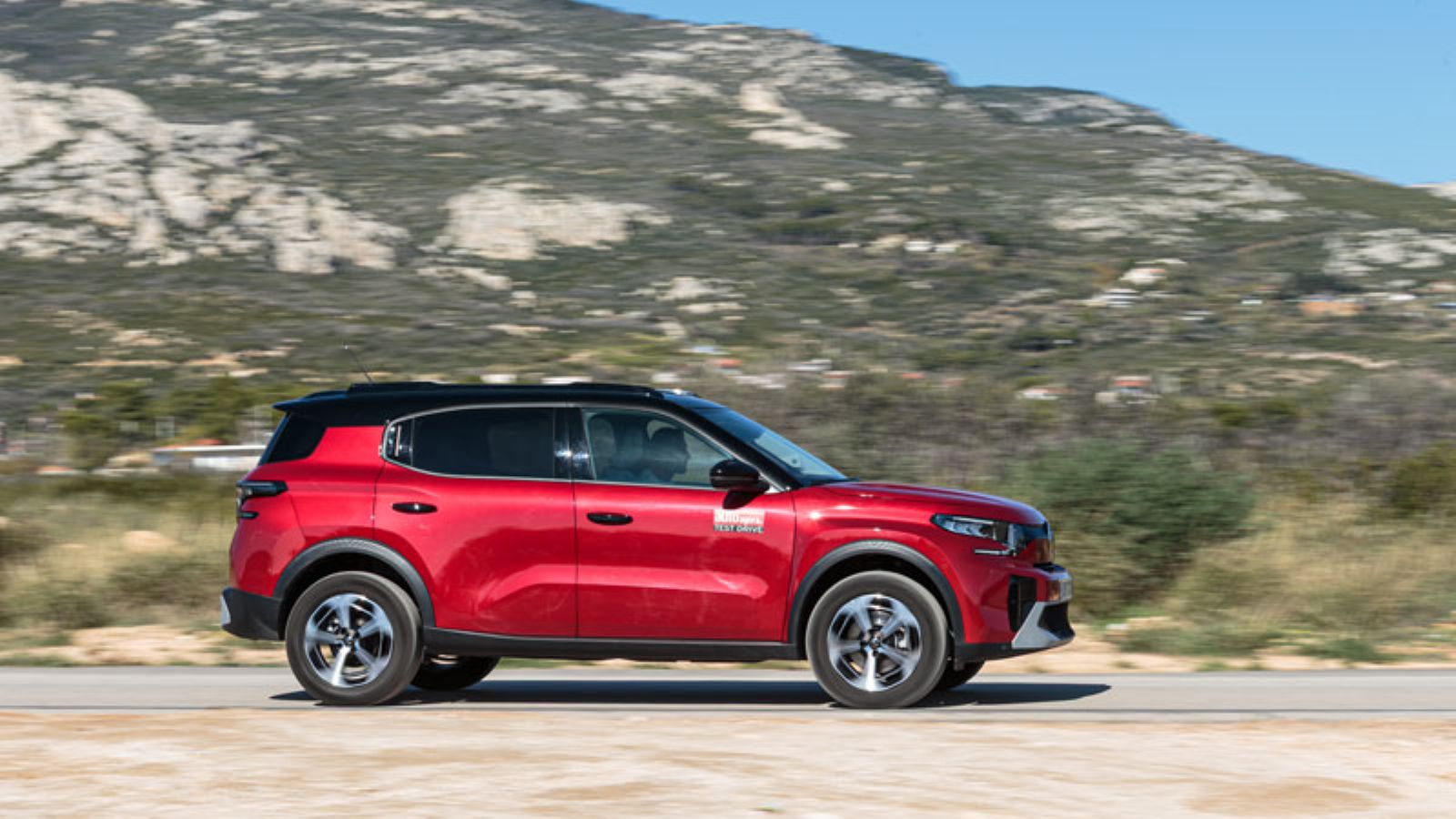 Το Citroen C3 Aircross Hybrid εν κινήσει από το πλάι, δεξιά πλευρά