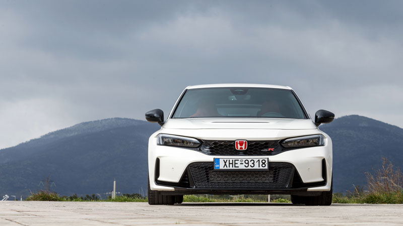 Εμπρηστικός σχεδιασμός με φουσκωμένα φτερά, αεραγωγούς και «φτερούγα» στο πίσω μέρος