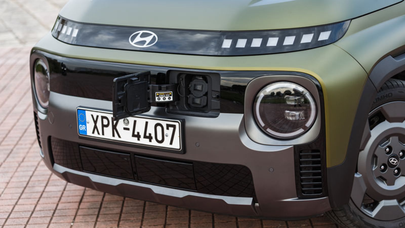 Ο εμπρός προφυλακτήρας του Hyundai Inster Cross με τη θύρα φόρτισης ανοιχτή