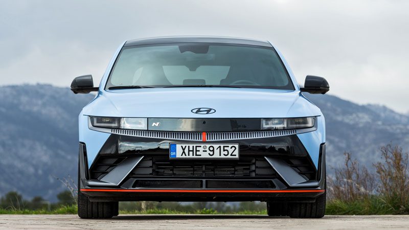 Στρίβεις όπως έρχεσαι, κάνεις drift, έχει εικονικά «σκασίματα» εξάτμισης