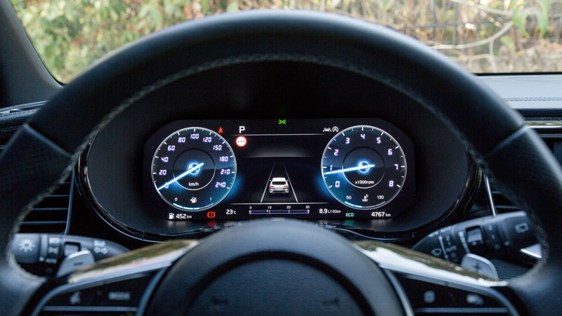 Καλοσχεδιασμένο και εργονομικό το εσωτερικό, πίσω θα κάτσουν ενήλικες ύψους 1,80 μ.