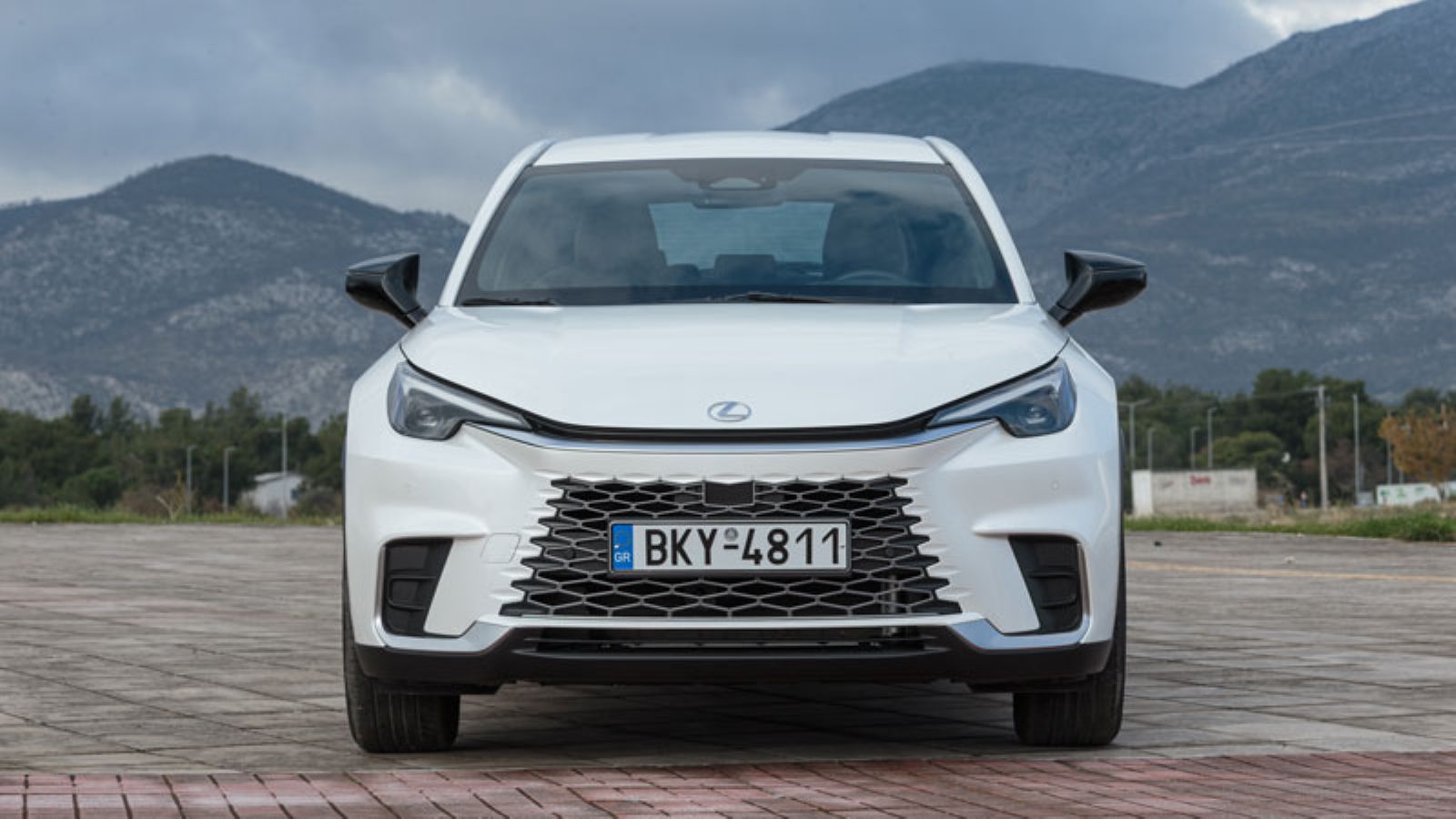 Το Lexus LBX από την εμπρός πλευρά