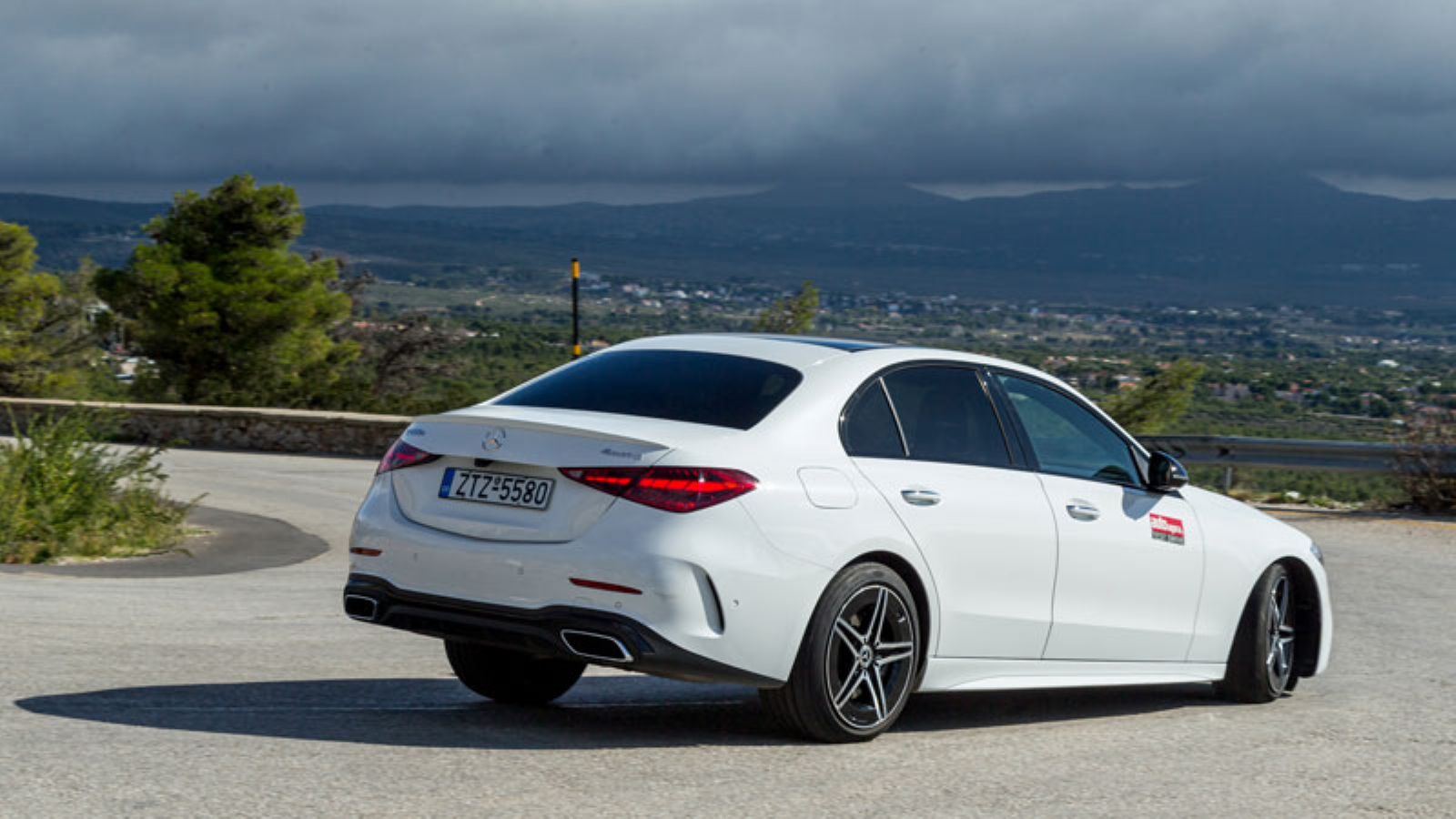 Η Mercedes C400e από πίσω, σε στροφή