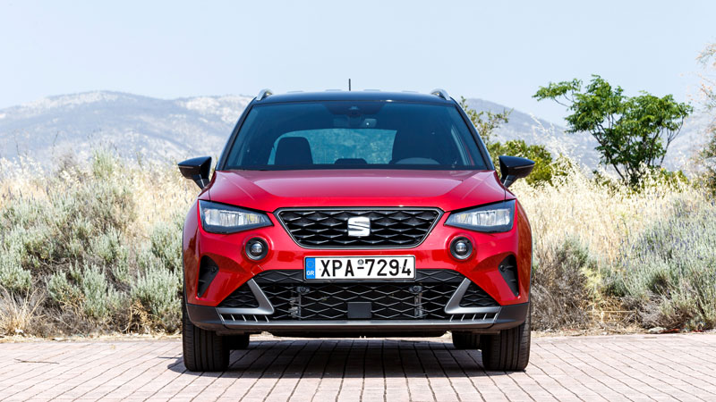 Ο προφυλακτήρας του Seat Arona έχει τονισμένες νευρώσεις και μεγάλα ανοίγματα, που ενισχύουν τη δυναμική εικόνα του SUV.