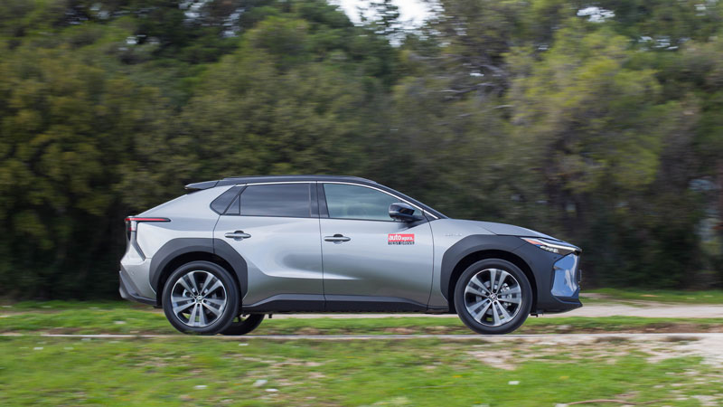 Toyota bZ4X 218 PS 4x4: Τι βαθμό παίρνει σε αυτονομία, χώρους, επιδόσεις, εγγυήσεις;
