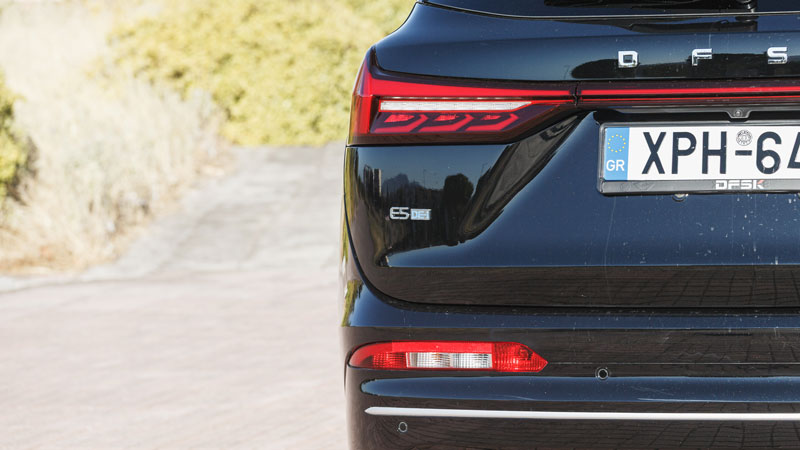 Τα πίσω φανάρια του DFSK E5 είναι μακρόστενα και μοντέρνα, και ενώνονται μέσω μιας φωτιζόμενης γραμμής,