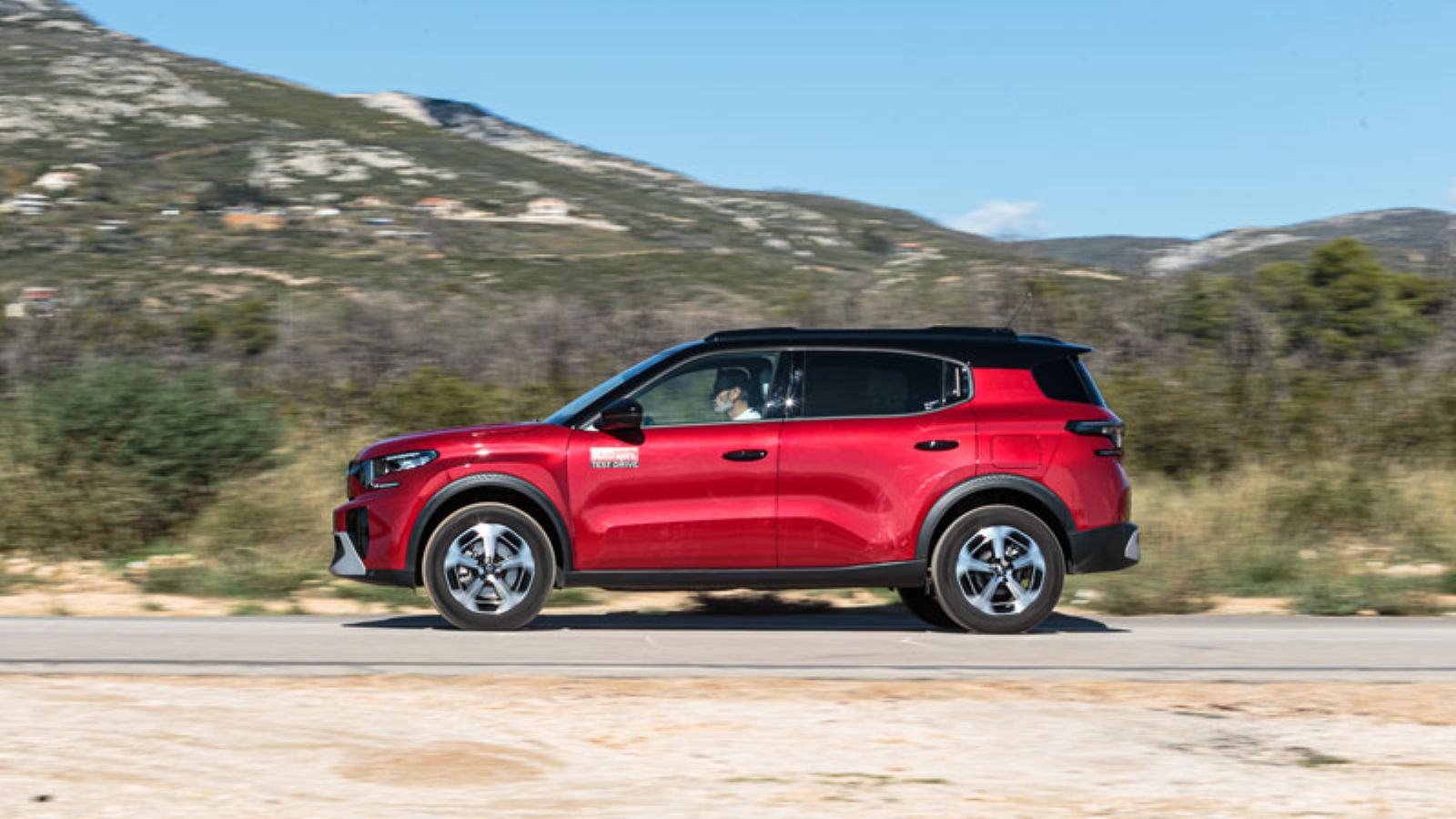 Το Citroen C3 Aircross Hybrid εν κινήσει από το πλάι, αριστερή πλευρά