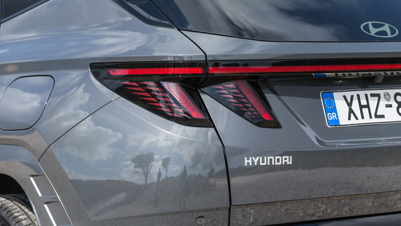 Τα πίσω φανάρια του Hyundai Tucson προσφέρουν μια ξεχωριστή φωτεινή υπογραφή τη νύχτα.