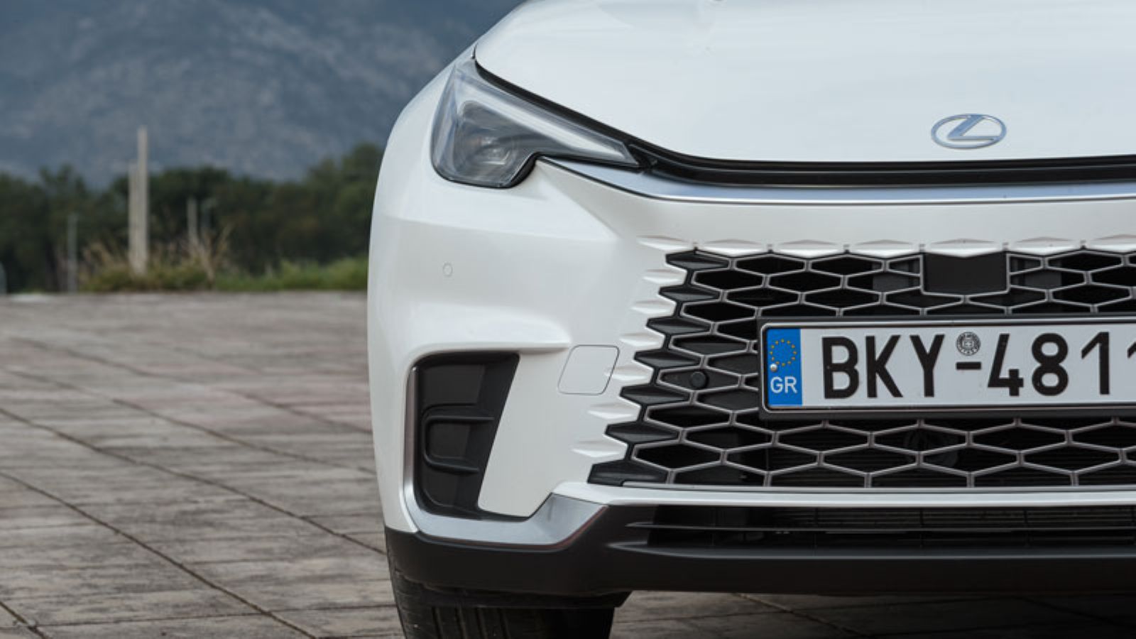 Λεπτομέρεια στον εμπρός προφυλακτήρα του Lexus LBX