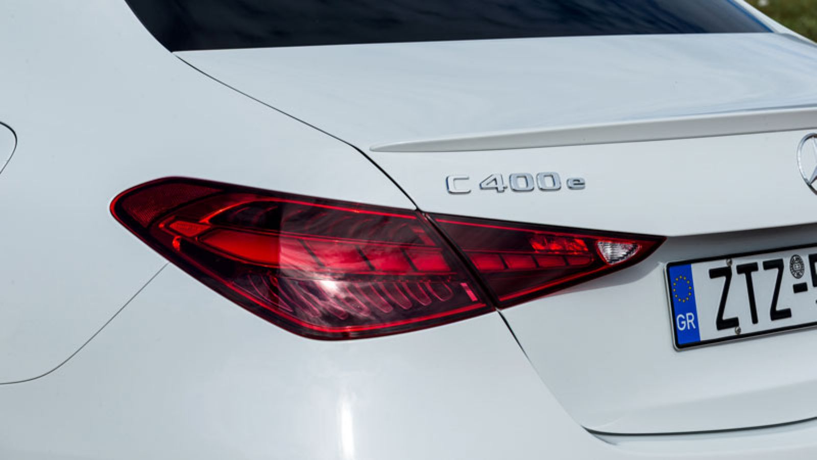 Τα πίσω φανάρια και το λογότυπο της Mercedes C400e