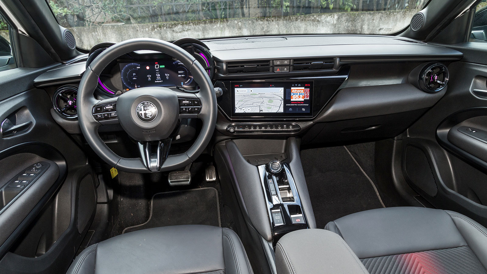 Alfa Romeo Junior. Πόσο καλό είναι σε εξοπλισμό άνεσης και ασφάλειας.