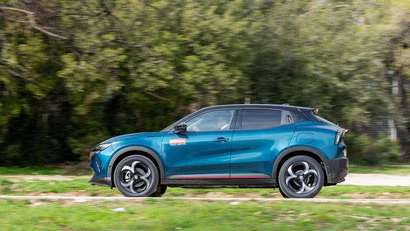 Alfa Romeo Junior. Τι βαθμό παίρνει σε κατανάλωση, χώρους, επιδόσεις, εγγυήσεις.