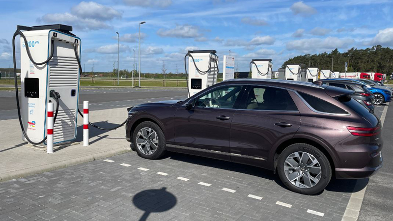 Έρευνα δείχνει πως όλο και περισσότεροι στρέφονται στην ηλεκτροκίνηση