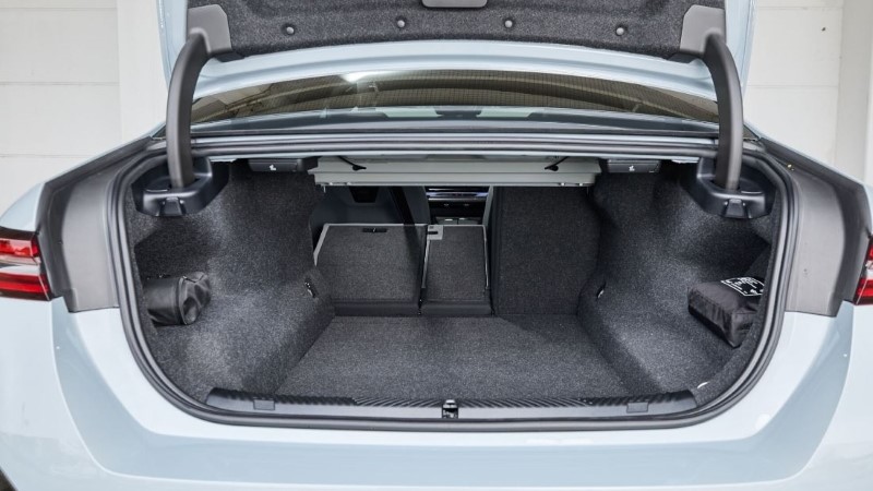 Ο χώρος αποσκευών στην ΒΜW 550e xDrive έχει μείνει αναλλοίωτος