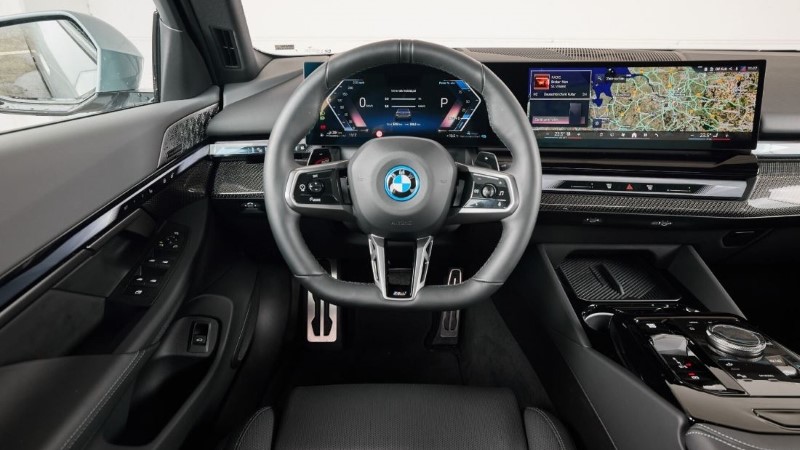 Καλό infotainment και καλύτερο τιμόνι στην ΒΜW 550e xDrive