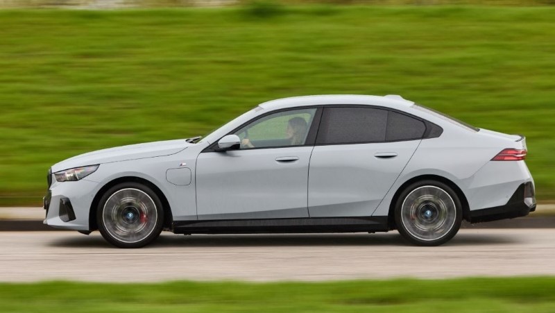 Οδηγούμε την BMW 550e xDrive