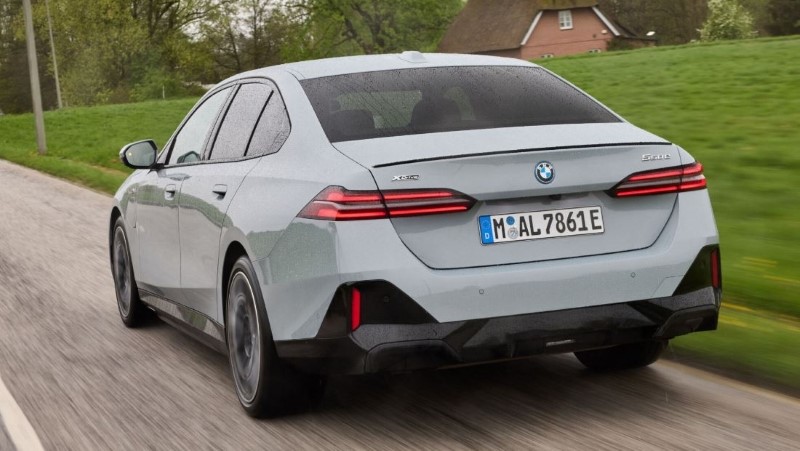 Οδηγούμε την BMW 550e xDrive