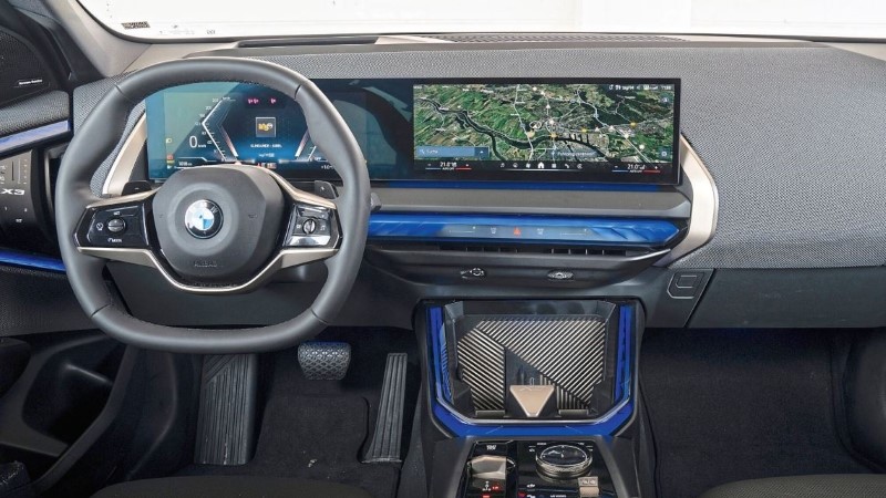 Λίγοι οι διακόπτες στο εσωτερικό της BMW X3, όπου κυριαρχεί το ψηφιακό στοιχείο.