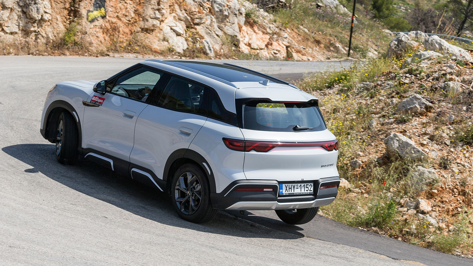 Στο πίσω μέρος, ξεχωρίζουν τα ενωμένα πίσω φώτα που σχηματίζουν το σύμβολο του Möbius.