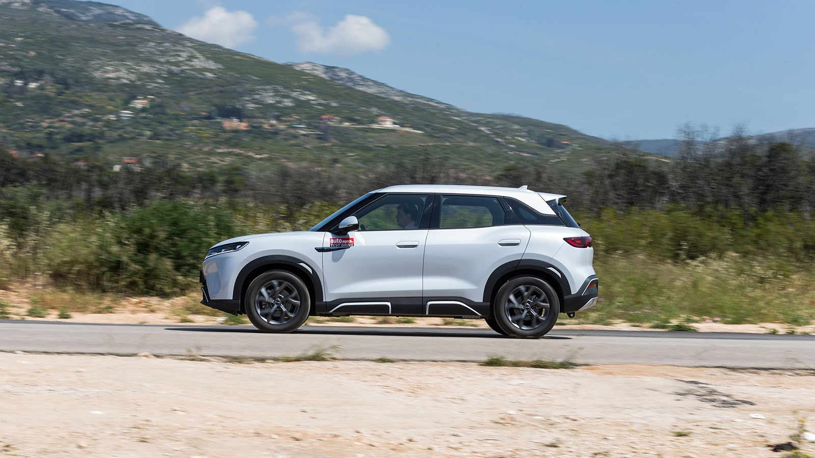 Το προφίλ του χαρακτηρίζεται από τις διακοσμητικές επενδύσεις χαμηλά και την «αιωρούμενη» γραμμή της οροφής.