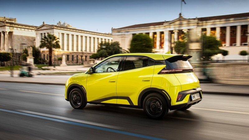 Το BYD Dolphin Surf είναι στο στοιχείο του στην πόλη