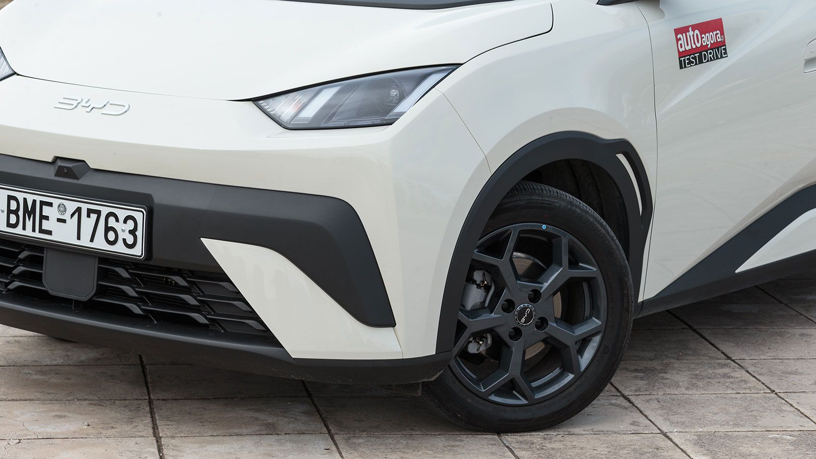 Μπροστά συναντάμε αιχμηρά φωτιστικά σώματα και μια κλειστή διακοσμητική μάσκα.