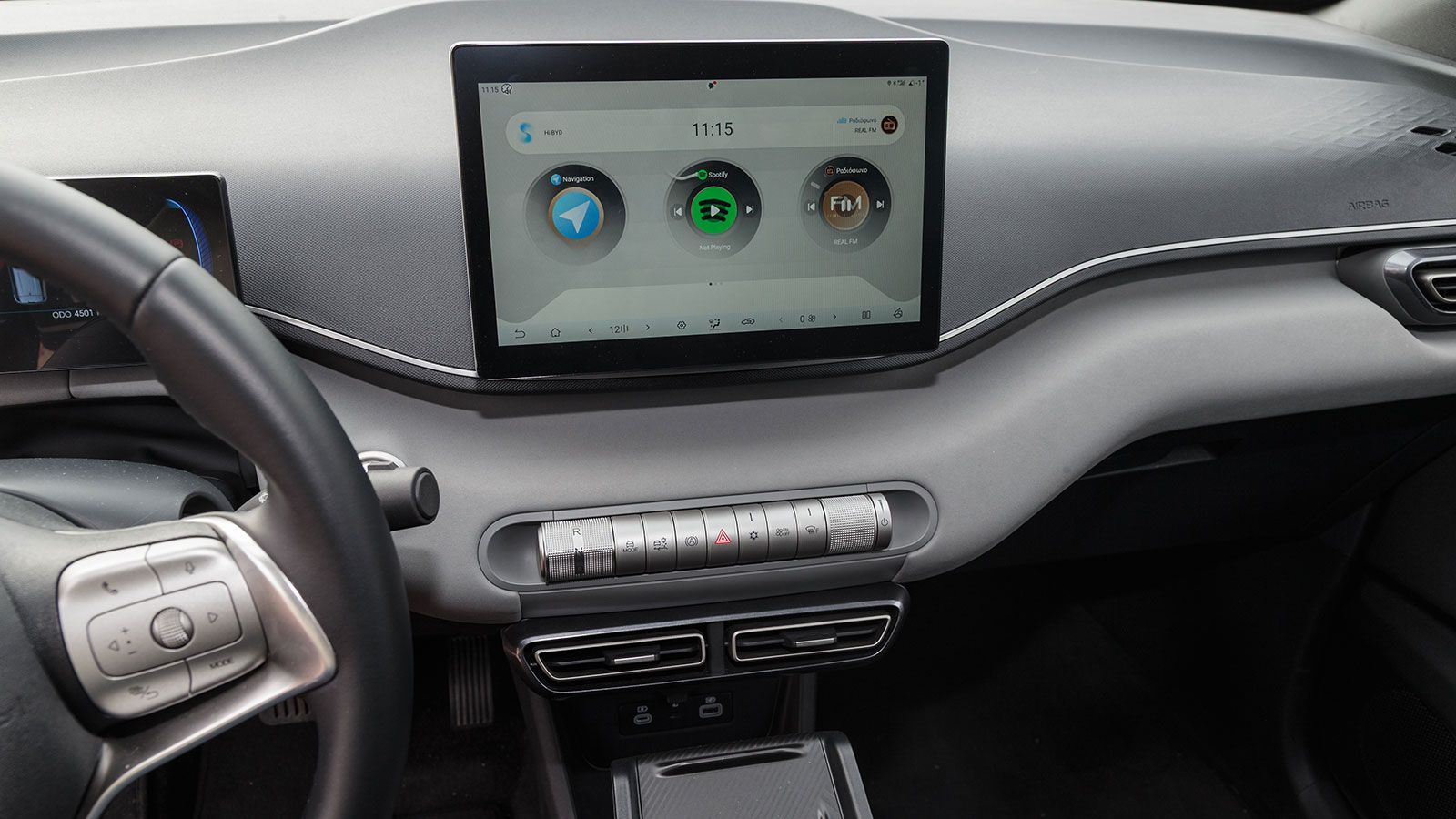 Byd Dolphin Surf. Πόσο καλό είναι σε εξοπλισμό άνεσης και ασφάλειας.