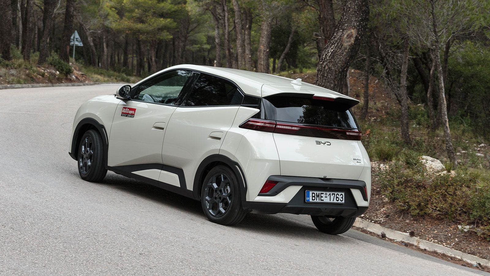 Στο πίσω μέρος, η οριζόντια φωτεινή λωρίδα τοποθετείται ακριβώς κάτω από το τελευταίο τζάμι.