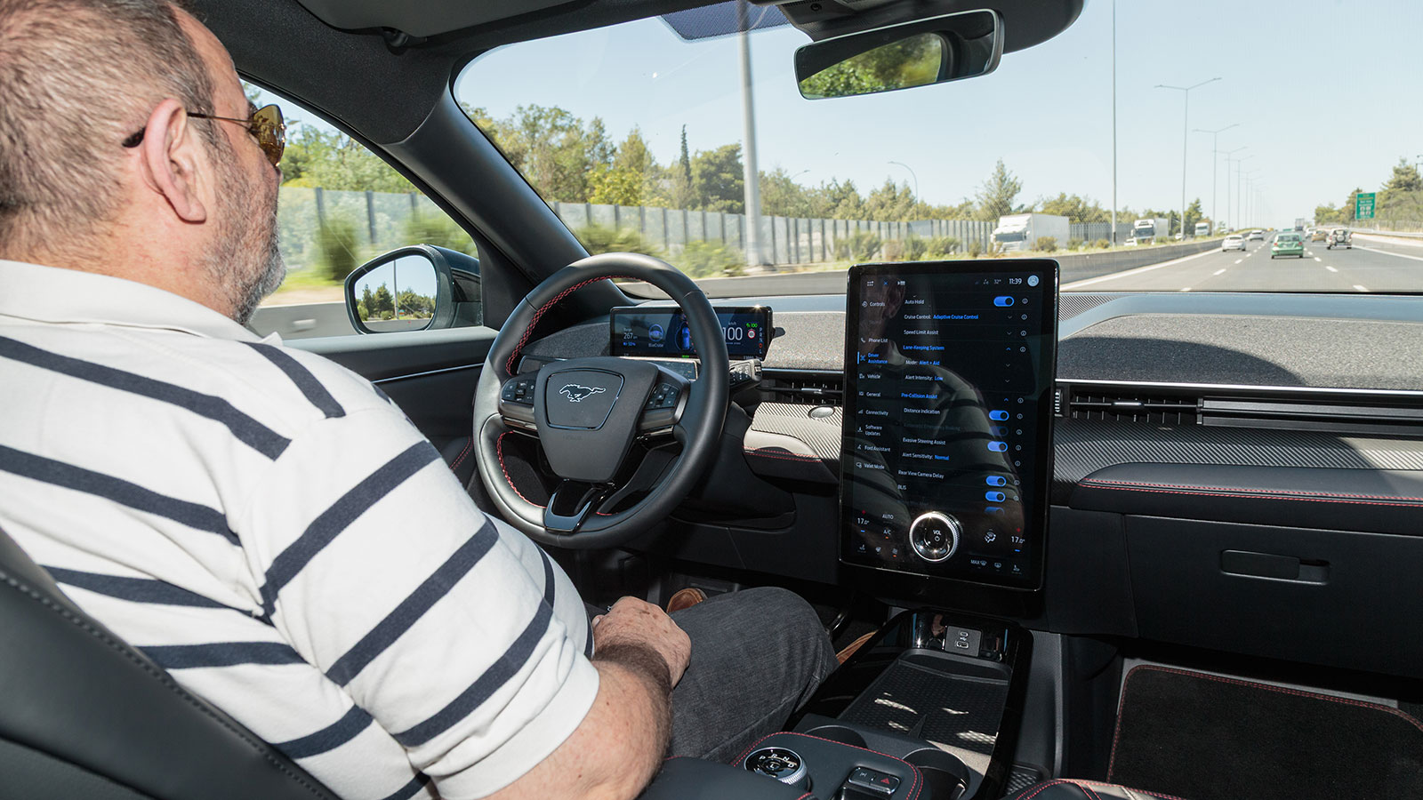 Οδήγηση χωρίς καμία παρέμβαση από τον οδηγό, απαιτείται μόνο η προσοχή του στον δρόμο.