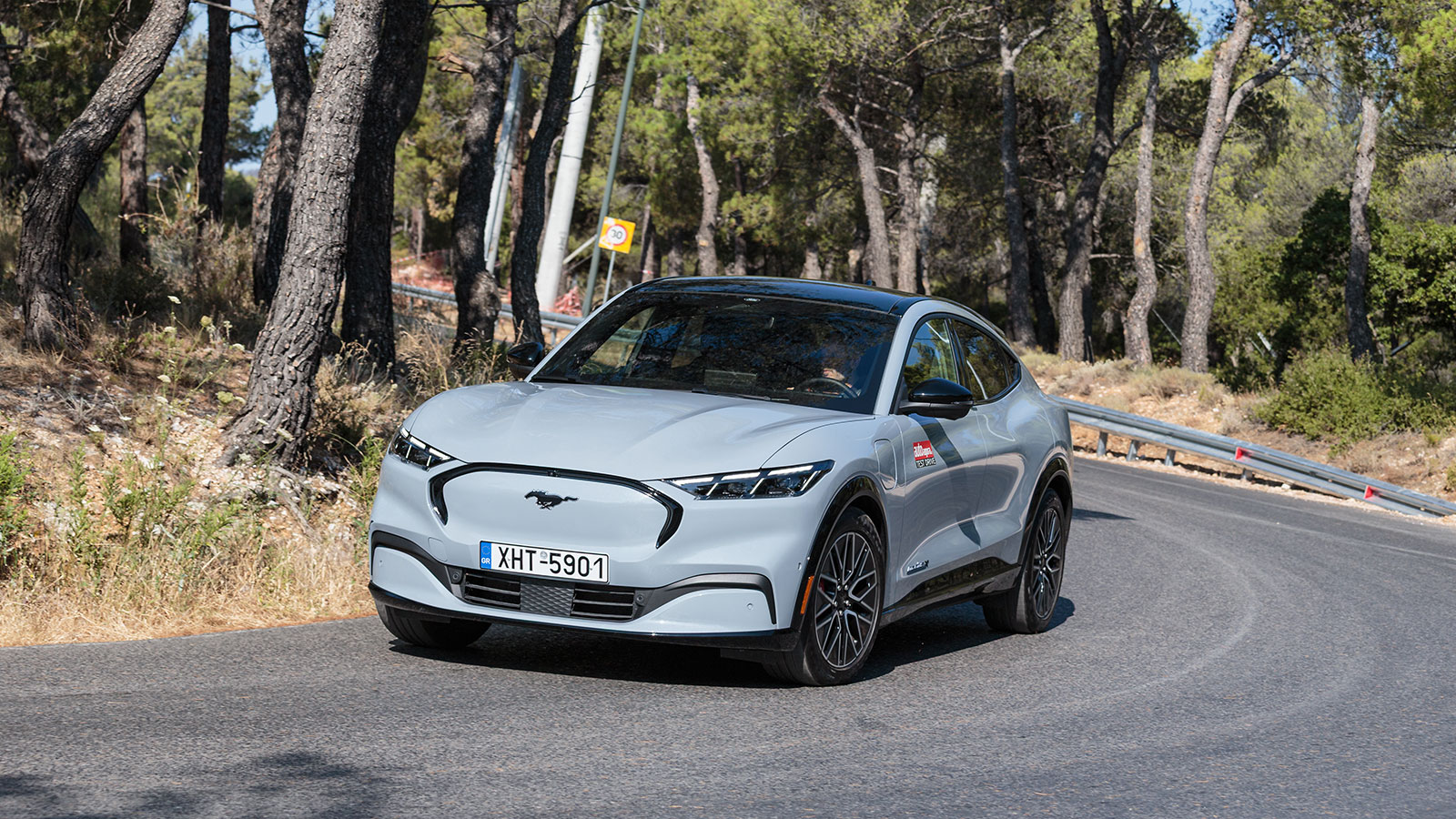 Hγενικότερη αίσθηση στιβαρότητας και «έξυπνης» τεχνολογίας της Mustang Mach-E ενισχύει το επίπεδο εμπιστοσύνης του οδηγού.