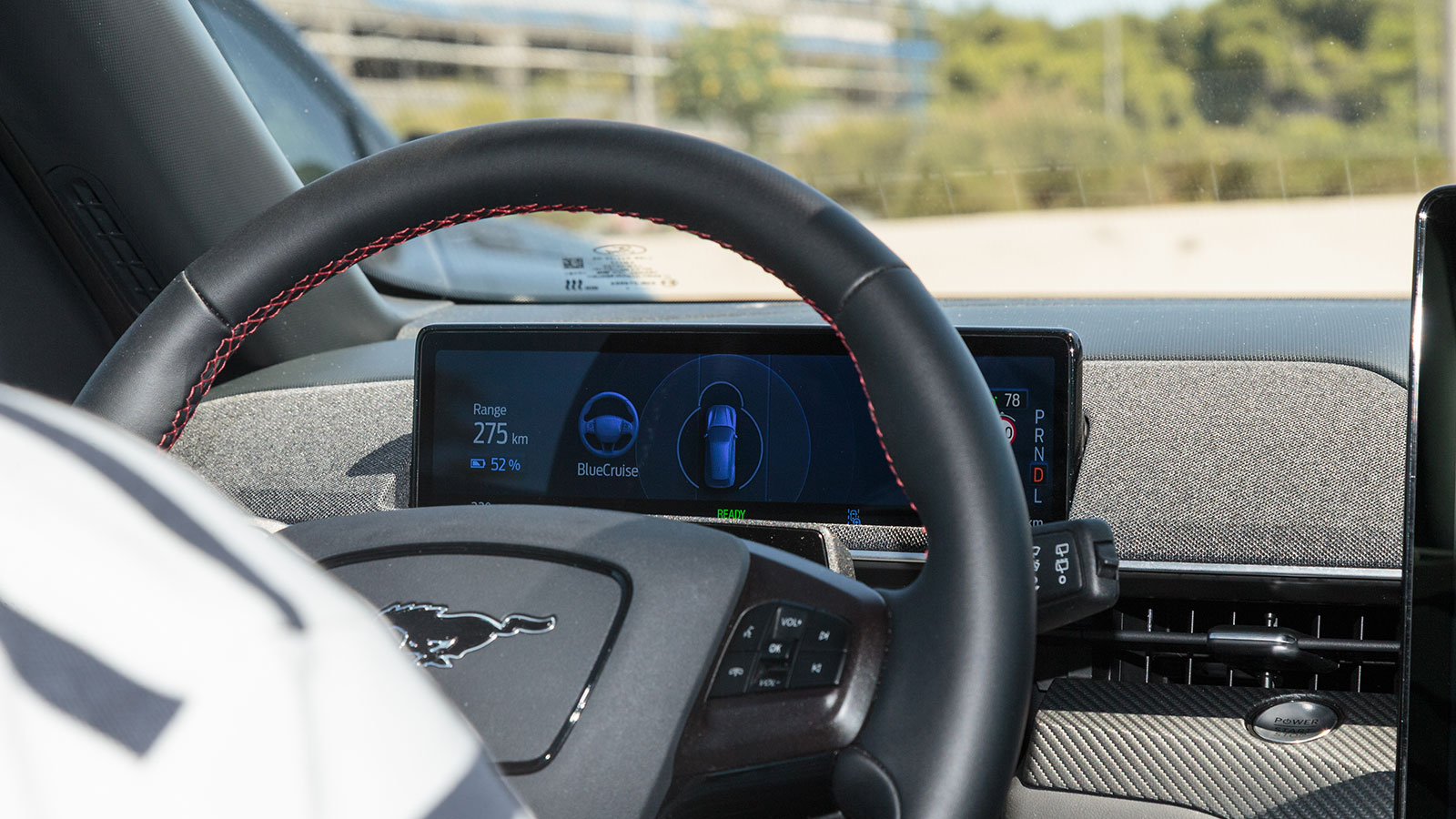 Η κάμερα στο πάνω μέρος του τιμονιού παρακολουθεί διαρκώς το βλέμμα και τη στάση του οδηγού.