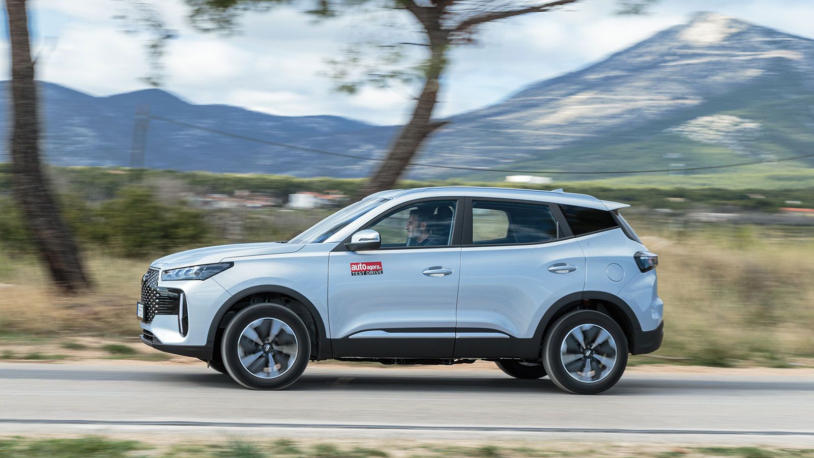 Οι μαύρες πλαστικές επενδύσεις στα φτερά και στα μαρσπιέ προσδίδουν ταυτότητα crossover SUV.