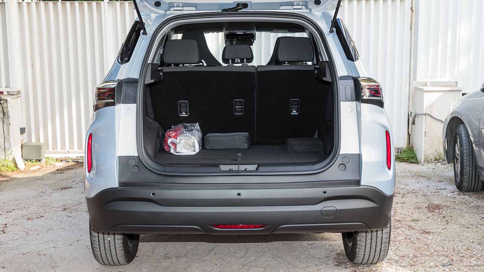 Το πορτμπαγκάζ των 430 λίτρων είναι το μεγαλύτερο ανάμεσα στα πλήρως υβριδικά του μεγέθους του.